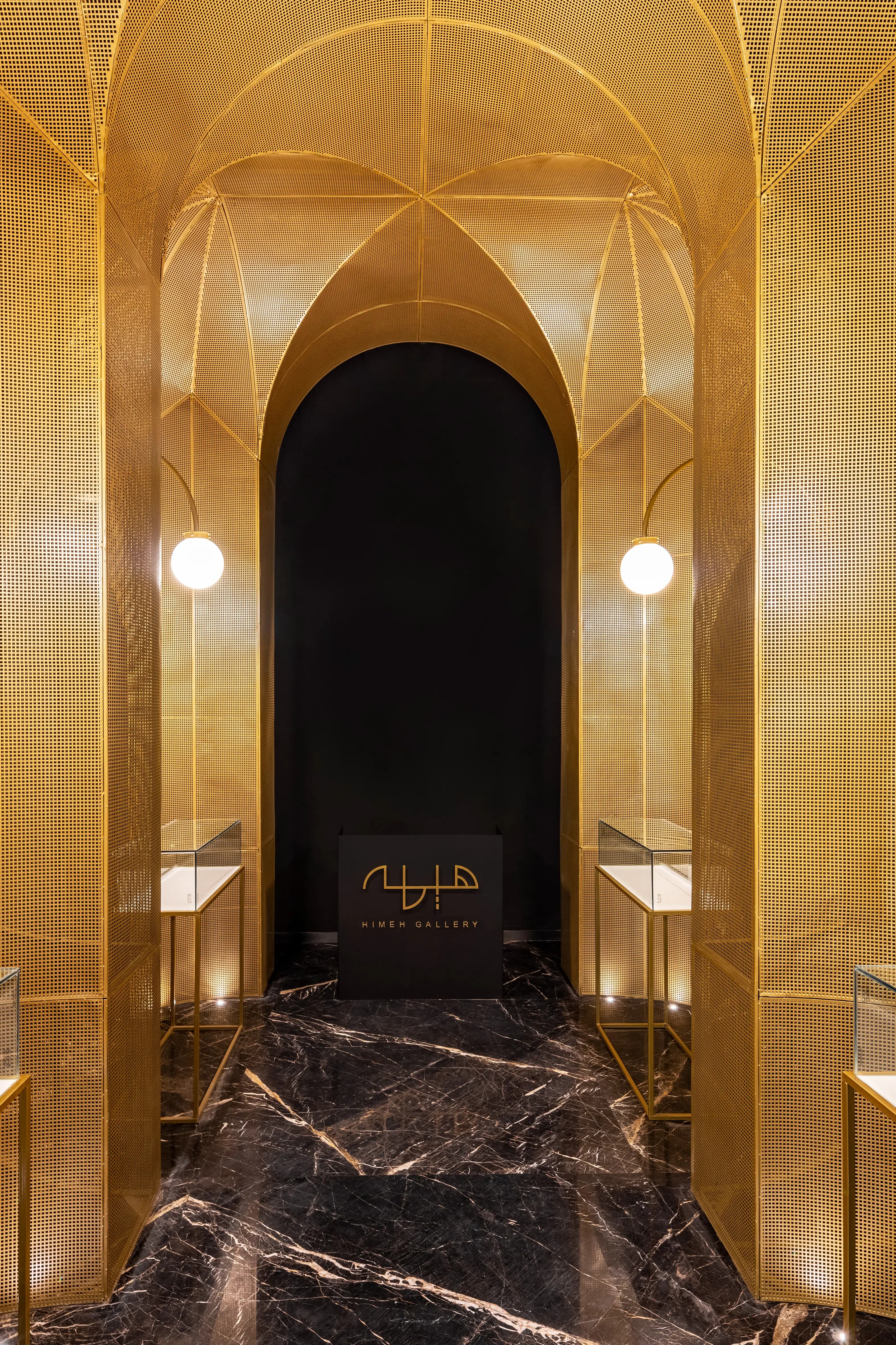 نمای داخلی و مشبک طلایی گالری جواهرات هیمه