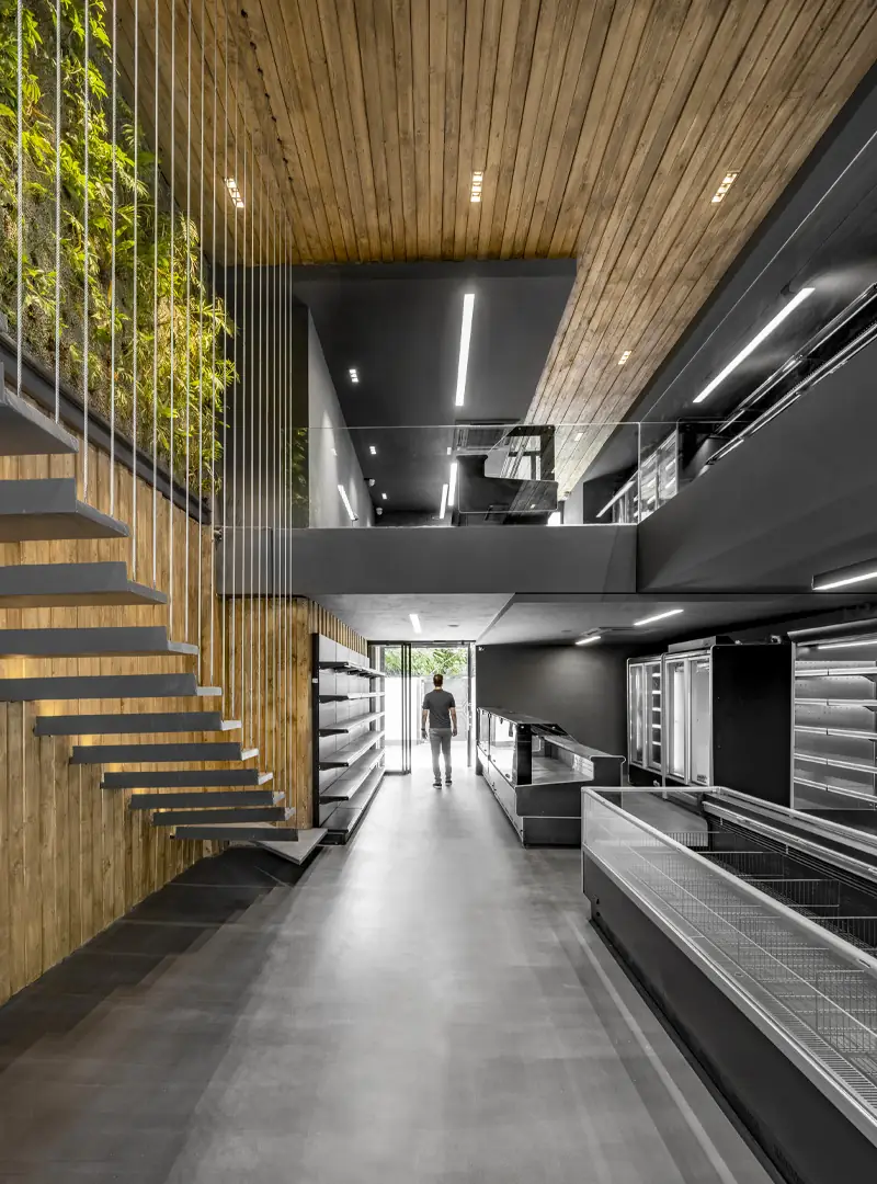 پله معلق و دیوار سبز در پروژه میت مارکت