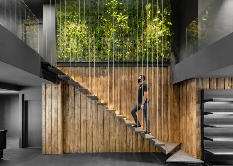 نمای داخلی فروشگاه میت مارکت با پله معلق