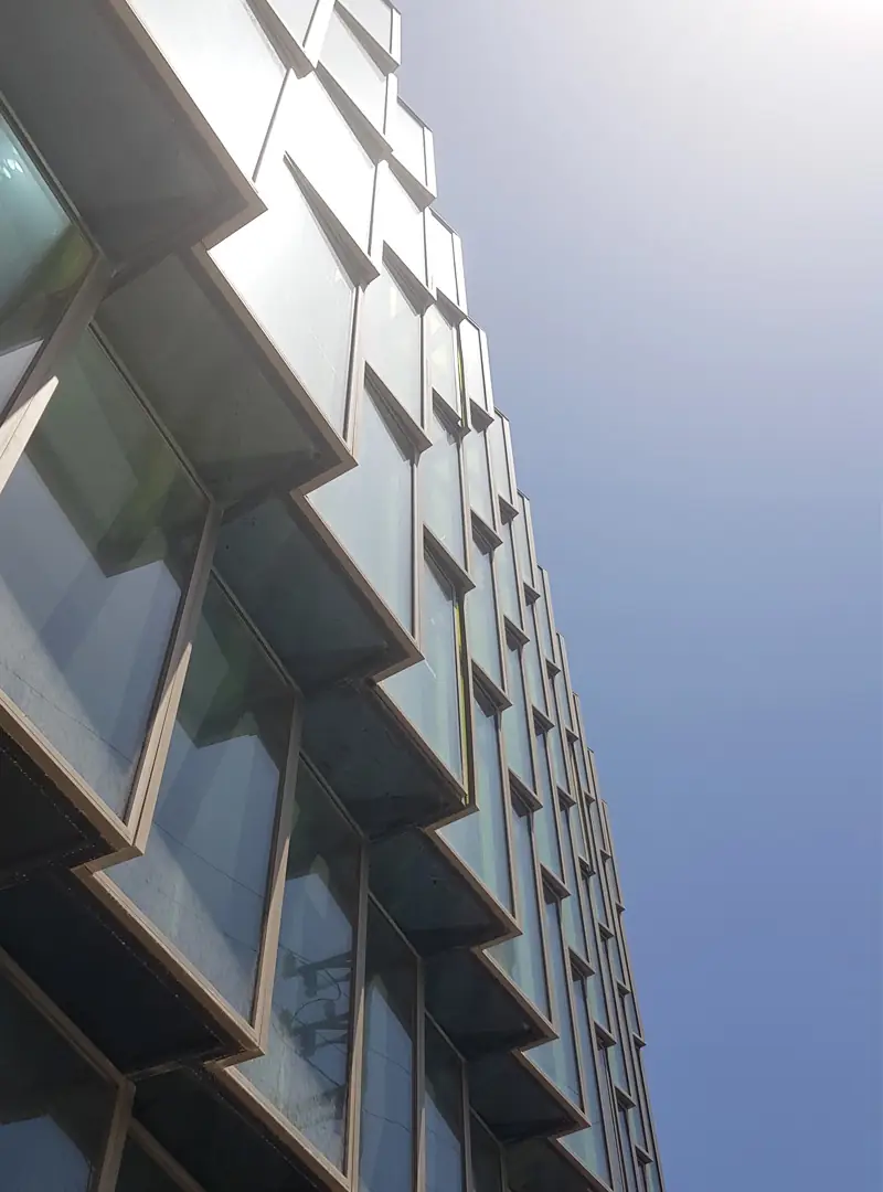 نمای بیرونی از نمای شیشیه‌ای ساختمان رویان که جلوه‌ای بینظیر به شهرهای شمالی بخشیده است - طراحی و اجرا توسط شرکت مهندسی دیا