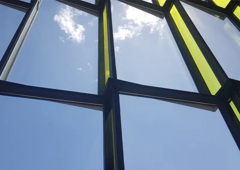 نمایی زیبا از شیشه‌های کار شده در پروژه ساختمانی رویان واقع در شمال کشور - طراحی و ساخت از شرکت دیا