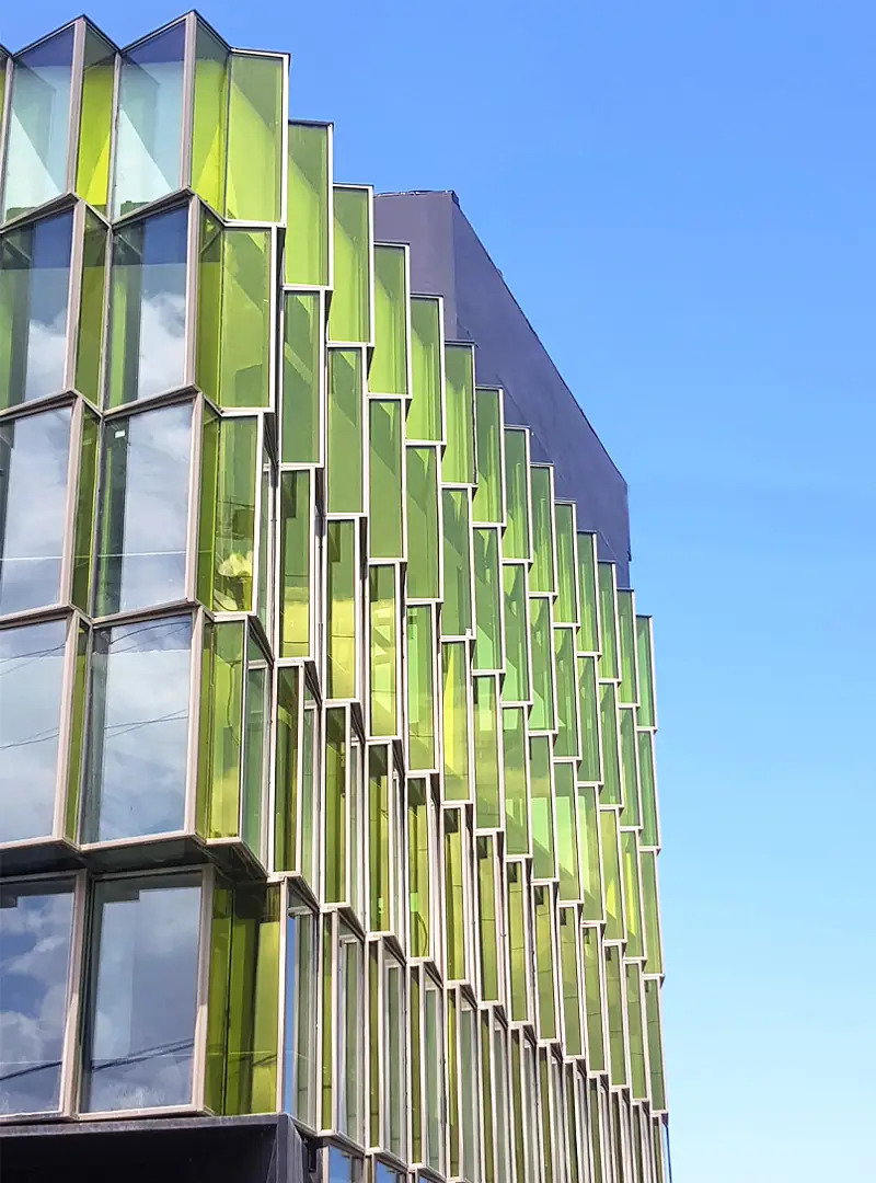 نمایی زیبا از ساختمان شیشه‌ای رویان که در شمال کشور واقع شده است - طراحی و اجرا از گروه مهندسی دیا