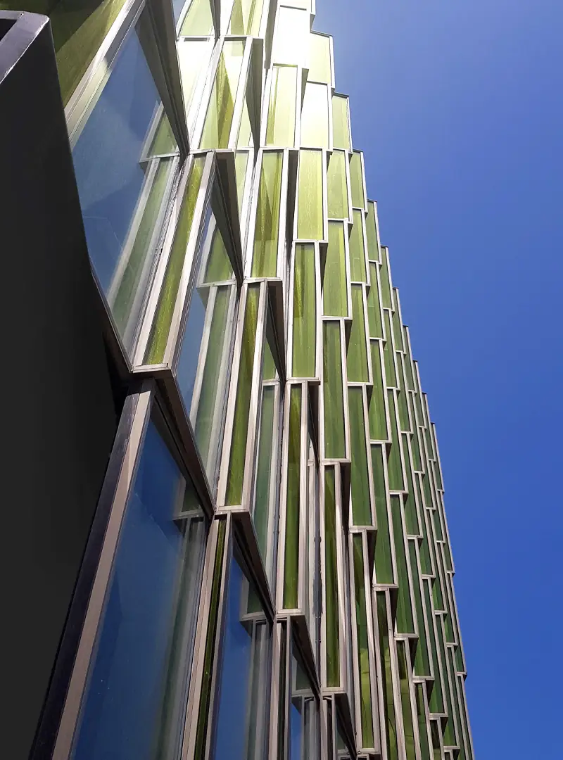 نمای زیبا و بیرونی پروژه شیشه‌ای ساختان رویان که مانند الماسی در شمال کشور می‌درخشد - طراحی و اجرا توسط مجموعه مهندسی دیا