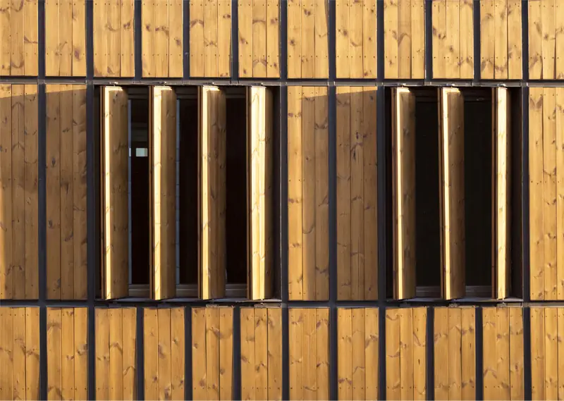 نمایی از پنجره‌ها و لوورهای پنجره‌های ساختمان سعادت آباد