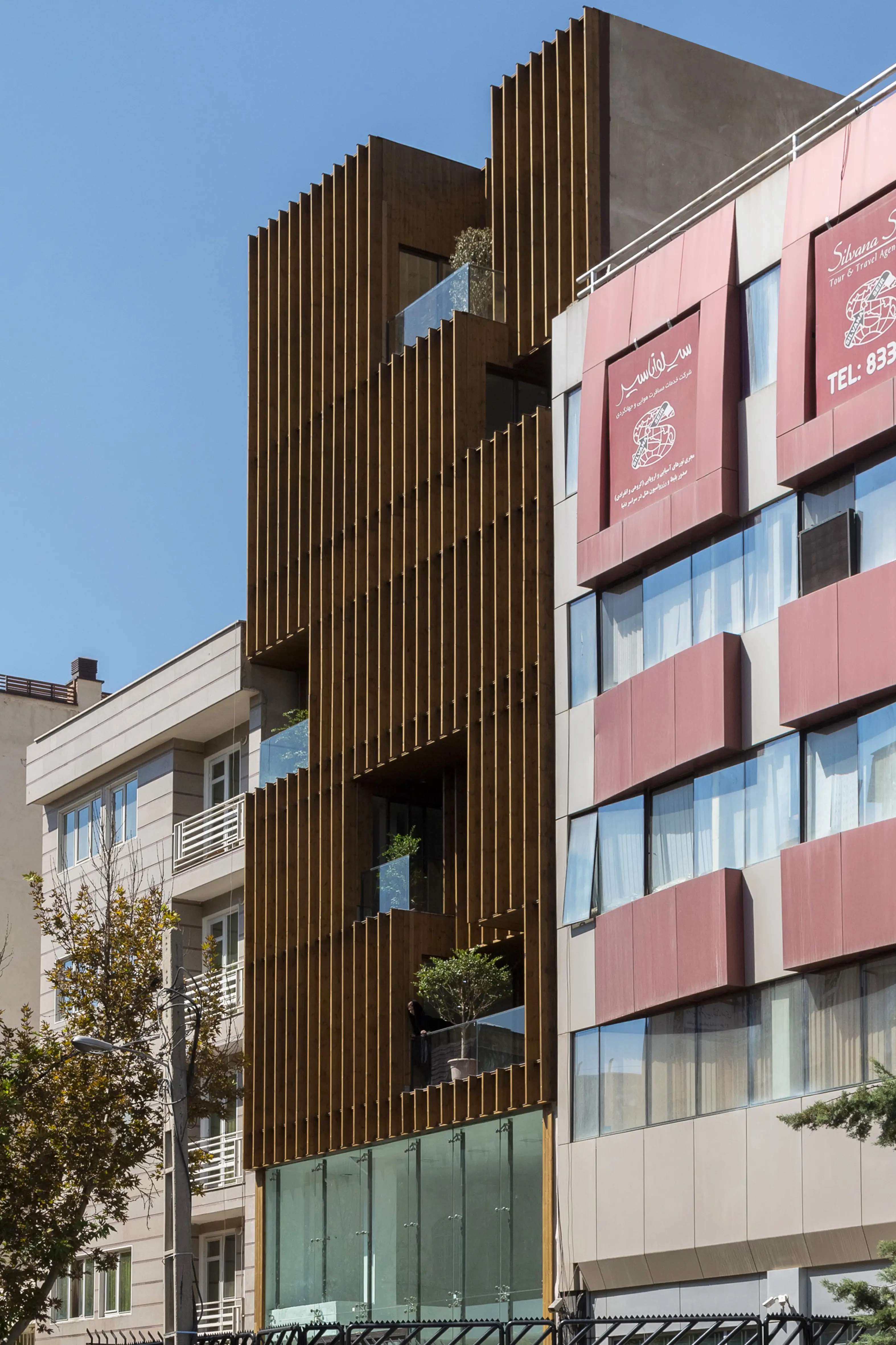 نمای جانبی ساختمان سعادت آباد در کنار سایر ساختمان‌های مجاور