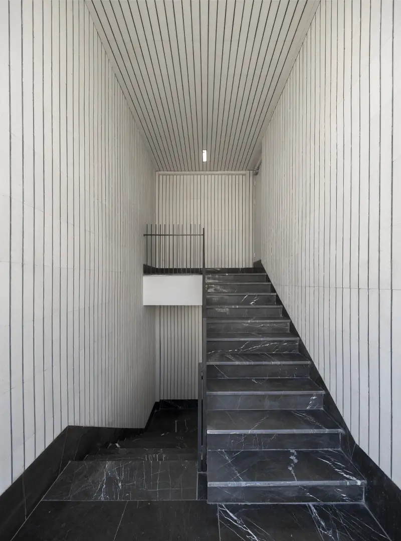 نمایی از پله‌های ساختمان سروستان که شرکت دیا آن را طراحی و اجرا کرده است