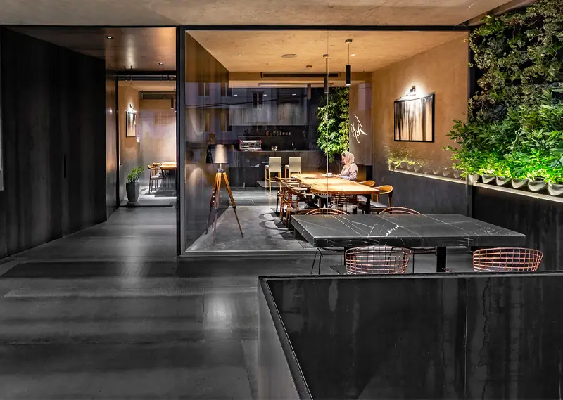 جزئیات طراحی داخلی و پله‌های معلق در کافه تراس پارک